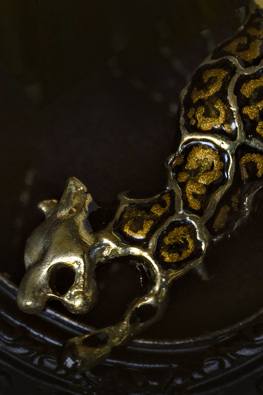 GOLDEN LEOPARD Natural Lacquer Brooch